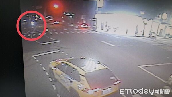 ▲▼1輛黃牌重機闖紅燈，慘摔滑行30公尺衝撞車尾。圖／民眾提供，下同）