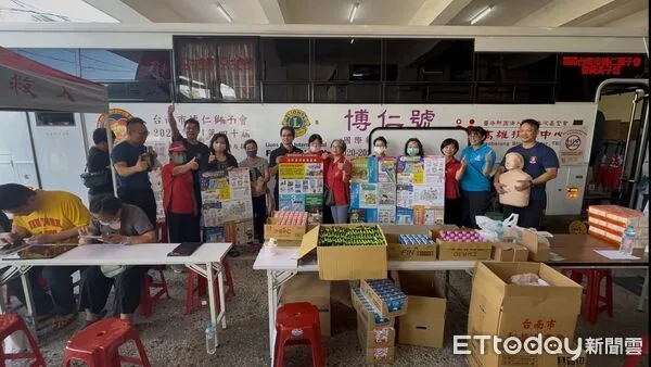 ▲警義消於麻豆消防分隊挽袖捐血，展現救人無假期的熱血精神。（記者林東良翻攝，下同）