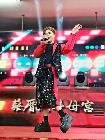 ▲陳孟賢受邀新加坡歌台商演 大啖最想念美食-胡椒螃蟹 。（圖／全球巨星有限公司提供）