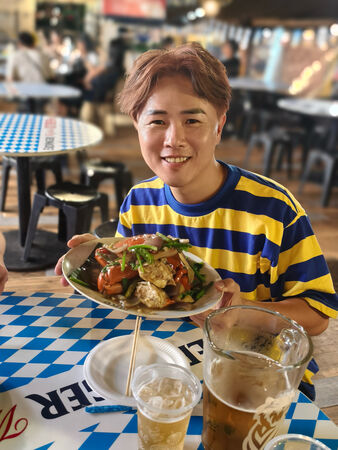 ▲陳孟賢受邀新加坡歌台商演 大啖最想念美食-胡椒螃蟹 。（圖／全球巨星有限公司提供）