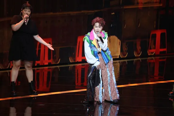 ▲陳孟賢受邀新加坡歌台商演 大啖最想念美食-胡椒螃蟹 。（圖／全球巨星有限公司提供）