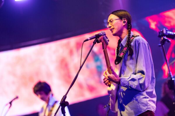 ▲壓克力柿子樂團主唱鳳小岳。（圖／《樂團祭》提供）