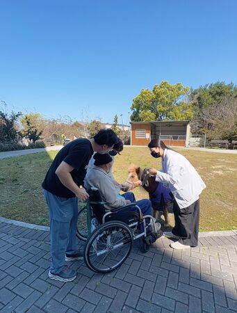 搜救犬鐵雄退休當療癒犬。(圖/翻攝自仁馨樂活園區)