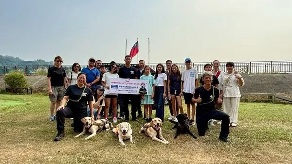 搜救犬鐵雄退休當療癒犬。（圖／光田綜合醫院提供）