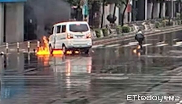 ▲▼ 北市大安區發生貨車與機車車禍，機車機油滲漏導致火燒車。（圖／記者邱中岳翻攝）