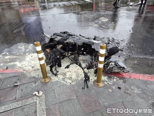 ▲▼ 北市大安區發生貨車與機車車禍，機車機油滲漏導致火燒車。（圖／記者邱中岳翻攝）