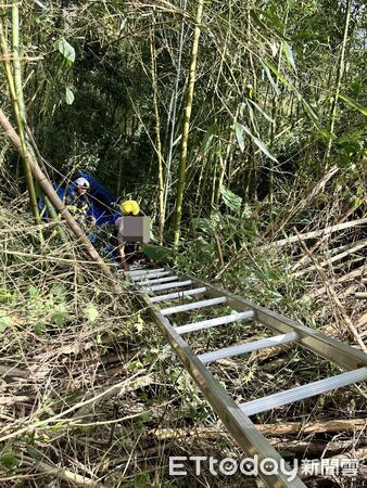 ▲▼南投一輛藍色小貨車25日行經竹山大鞍山區邊坡。（圖／記者高堂堯翻攝）