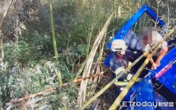 ▲▼南投一輛藍色小貨車25日行經竹山大鞍山區邊坡。（圖／記者高堂堯翻攝）