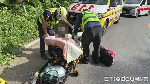 ▲▼南投一輛藍色小貨車25日行經竹山大鞍山區邊坡。（圖／記者高堂堯翻攝）