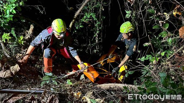 ▲▼南投縣水里鄉台21線與頂安路口今日凌晨發生民眾墜谷意外。（圖／記者高堂堯翻攝）