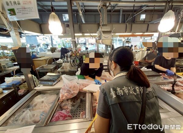 ▲台南市衛生局人員至市場查覈豬肉攤，確認來源與屠宰標示是否符合規定。（記者林東良翻攝，下同）