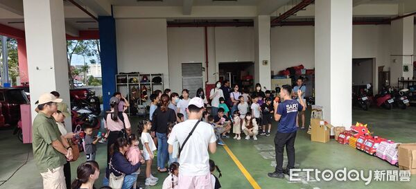 ▲佳里奇美醫院護理師與家屬走訪佳里消防分隊，體驗消防射水與雲梯車作業。（記者林東良翻攝，下同）