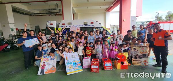 ▲佳里奇美醫院護理師與家屬走訪佳里消防分隊，體驗消防射水與雲梯車作業。（記者林東良翻攝，下同）