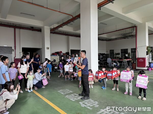 ▲佳里奇美醫院護理師與家屬走訪佳里消防分隊，體驗消防射水與雲梯車作業。（記者林東良翻攝，下同）