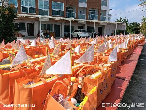 ▲台南西港如天府舉辦愛心贊普法會，募集物資從廟埕整裝待發，準備發放給弱勢家庭。（記者林東良翻攝，下同）