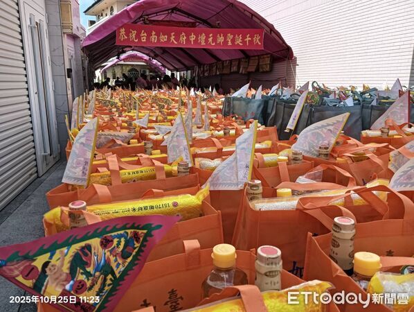 ▲台南西港如天府舉辦愛心贊普法會，募集物資從廟埕整裝待發，準備發放給弱勢家庭。（記者林東良翻攝，下同）