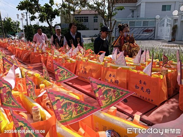 ▲台南西港如天府舉辦愛心贊普法會，募集物資從廟埕整裝待發，準備發放給弱勢家庭。（記者林東良翻攝，下同）