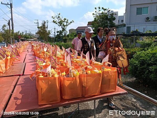 ▲台南西港如天府舉辦愛心贊普法會，募集物資從廟埕整裝待發，準備發放給弱勢家庭。（記者林東良翻攝，下同）
