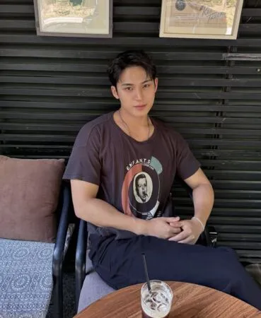 ▲▼SEVENTEEN珉奎一口灌完歌迷給的酒　韓網嚇瘋：太危險了。（圖／翻攝自onlyforone_woo Ｘ）