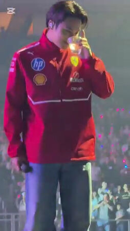 ▲▼ ▲▼SEVENTEEN珉奎一口灌完歌迷給的酒　韓網嚇瘋：太危險了。（圖／翻攝自onlyforone_woo Ｘ）