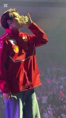 ▲▼ ▲▼SEVENTEEN珉奎一口灌完歌迷給的酒　韓網嚇瘋：太危險了。（圖／翻攝自onlyforone_woo Ｘ）