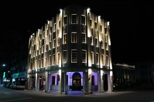 ▲《微醺大飯店》首度南下落腳高雄，選址於擁有75年歷史的「哈瑪星貿易商大樓」，打造全新四層樓沉浸式空間《微醺大飯店：高雄》，並首度導入AI互動藝術。（圖／驚喜製造提供）