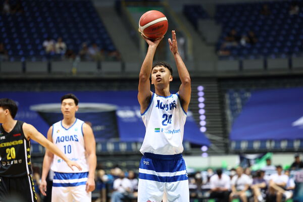 ▲海神詹姆斯、蘇文儒，國王李愷諺、奧帝、林彥廷。（圖／TPBL職籃提供）