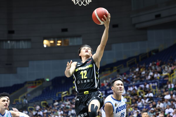 ▲海神詹姆斯、蘇文儒，國王李愷諺、奧帝、林彥廷。（圖／TPBL職籃提供）