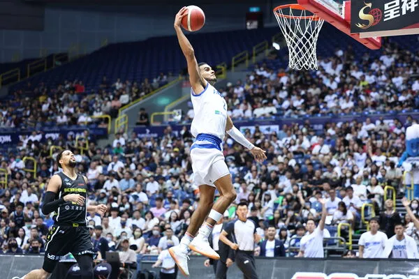 ▲海神詹姆斯、蘇文儒，國王李愷諺、奧帝、林彥廷。（圖／TPBL職籃提供）