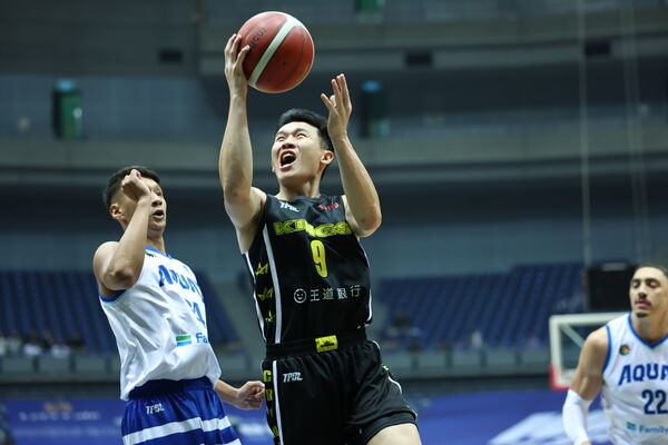 ▲海神詹姆斯、蘇文儒，國王李愷諺、奧帝、林彥廷。（圖／TPBL職籃提供）