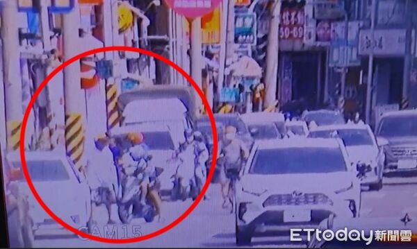 ▲▼高雄阿伯當街掏鋸子恐嚇騎士。（圖／記者許宥孺翻攝）