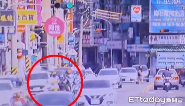 ▲▼高雄阿伯當街掏鋸子恐嚇騎士。（圖／記者許宥孺翻攝）