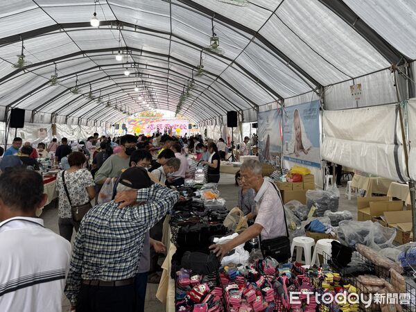 ▲「2025虎尾毛巾節」於高鐵特區熱鬧登場，民眾逛展摸毛巾，感受柔軟生活美學。（圖／記者游瓊華翻攝）