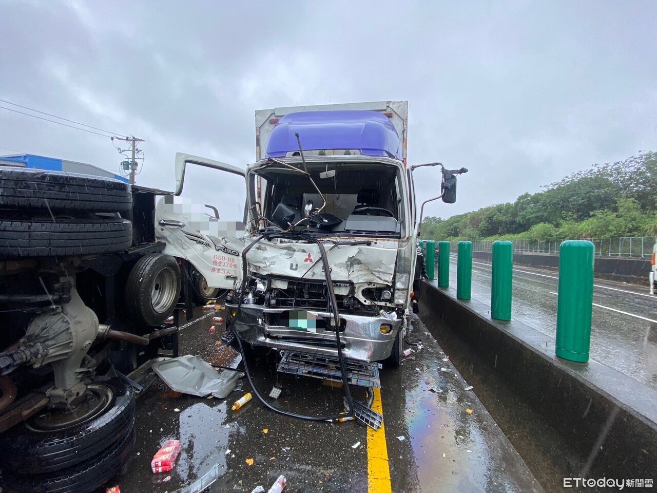 沒保持距離！台66線貨車連撞「大小學長」　側翻躺路中畫面曝