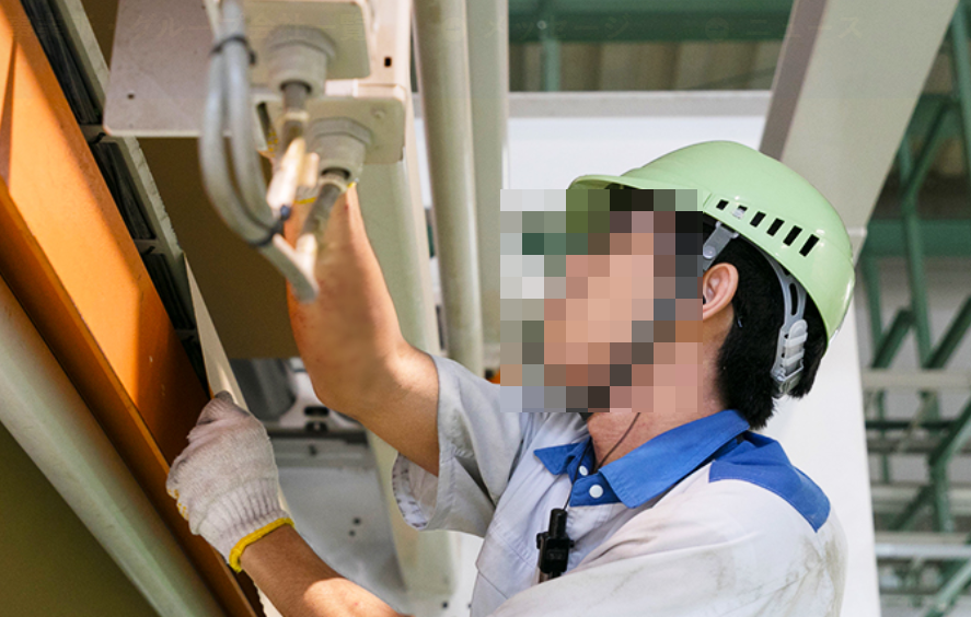 日40歲工人「遭機器夾頭」！口吐鮮血慘死　安全帽秒被夾爆裂開