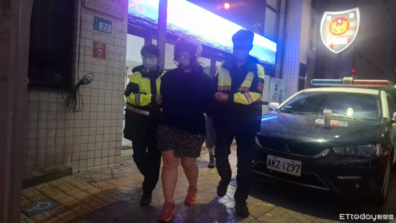 報警稱起火「女陳屍浴室」!檢警懷疑閨蜜涉重嫌逮人 移送畫面曝