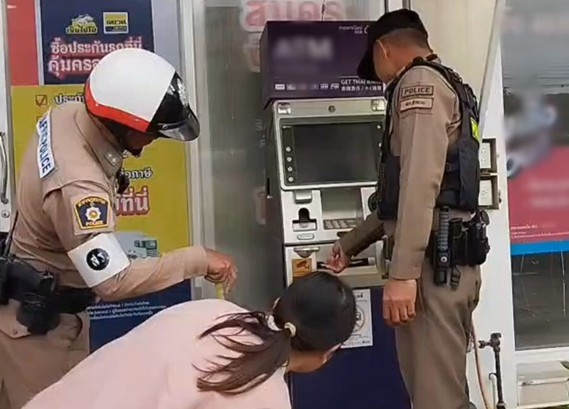 ATM出鈔口「吐出毒蛇」!泰女領錢嚇瘋 含劇毒被咬恐喪命