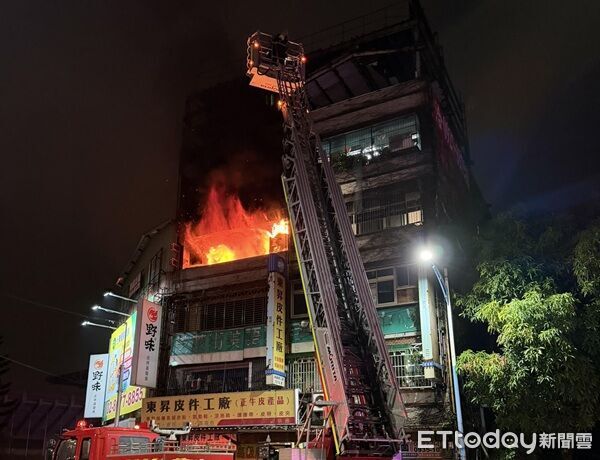 桃園龜山透天民宅凌晨大火!恐怖烈焰狂竄 2戶4人受困