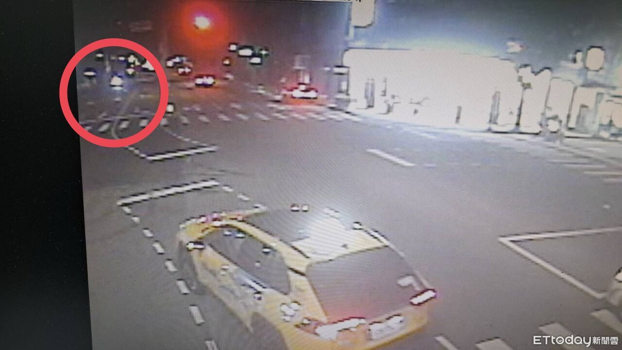 男闖紅燈被左轉車嚇到雷殘!滑30m撞車尾 破肚送醫驚險畫面曝