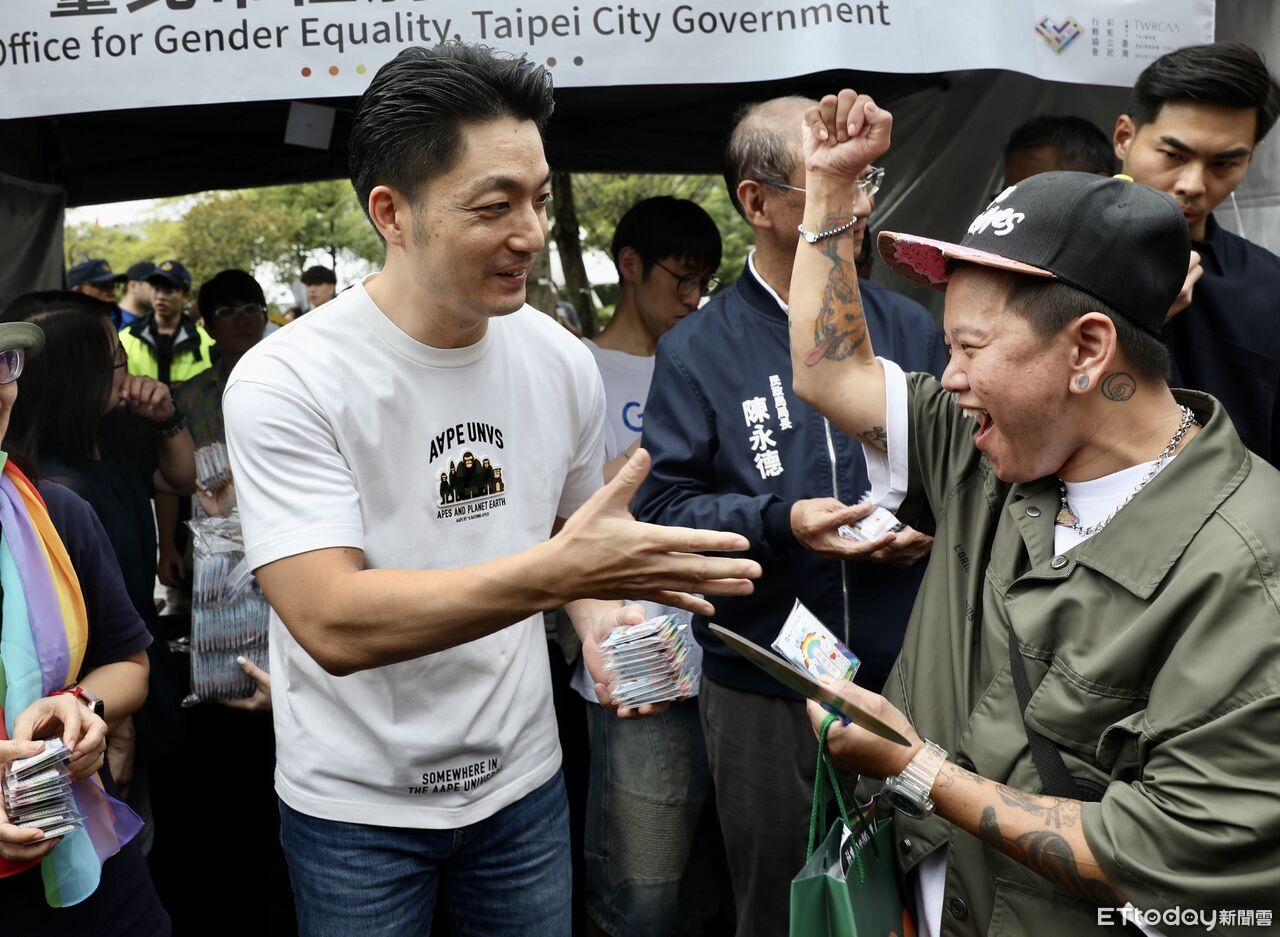 蔣萬安現身同志大遊行！　沿途發御守、民眾搶合照