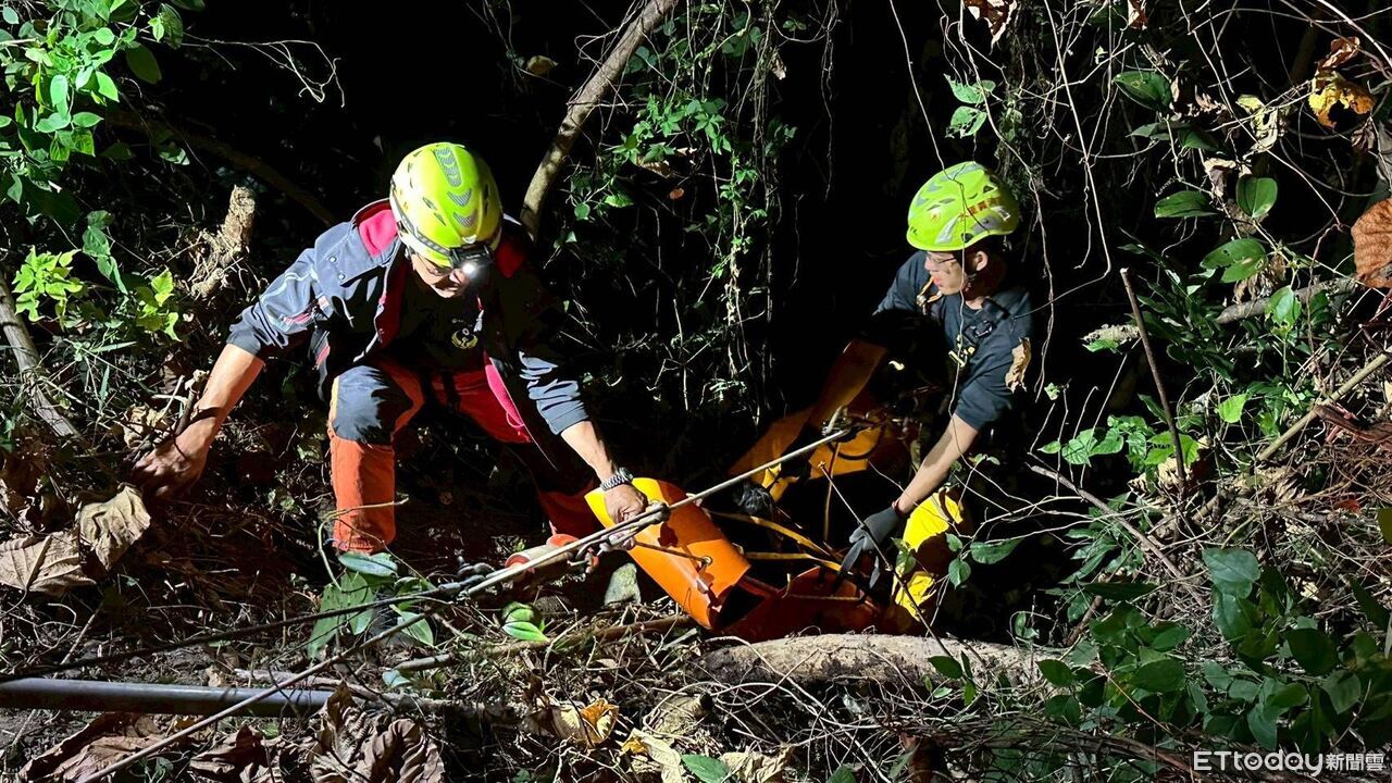 南投民眾墜30公尺山谷「傳微弱呼救聲」　消防員垂降救人