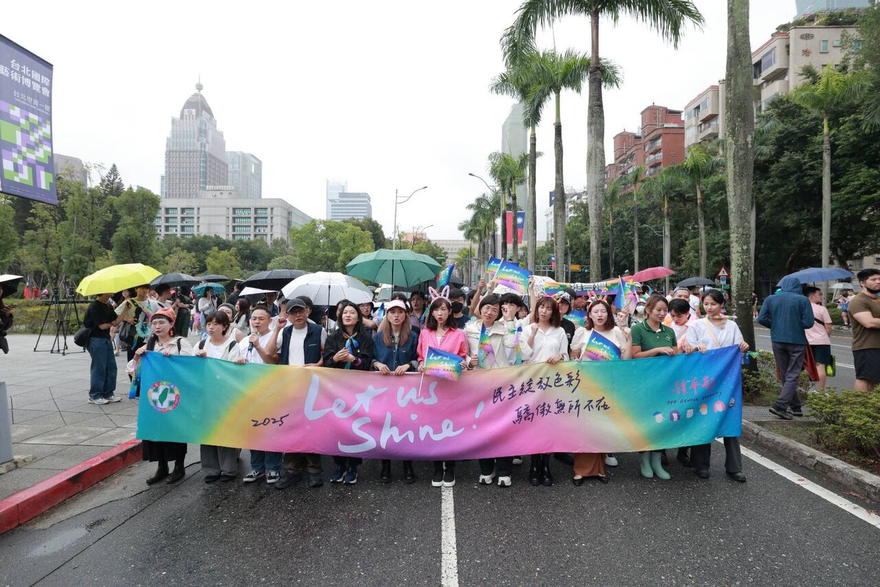 13萬人湧同志大遊行 民進黨率隊出席:讓多元聲音能被理解尊重