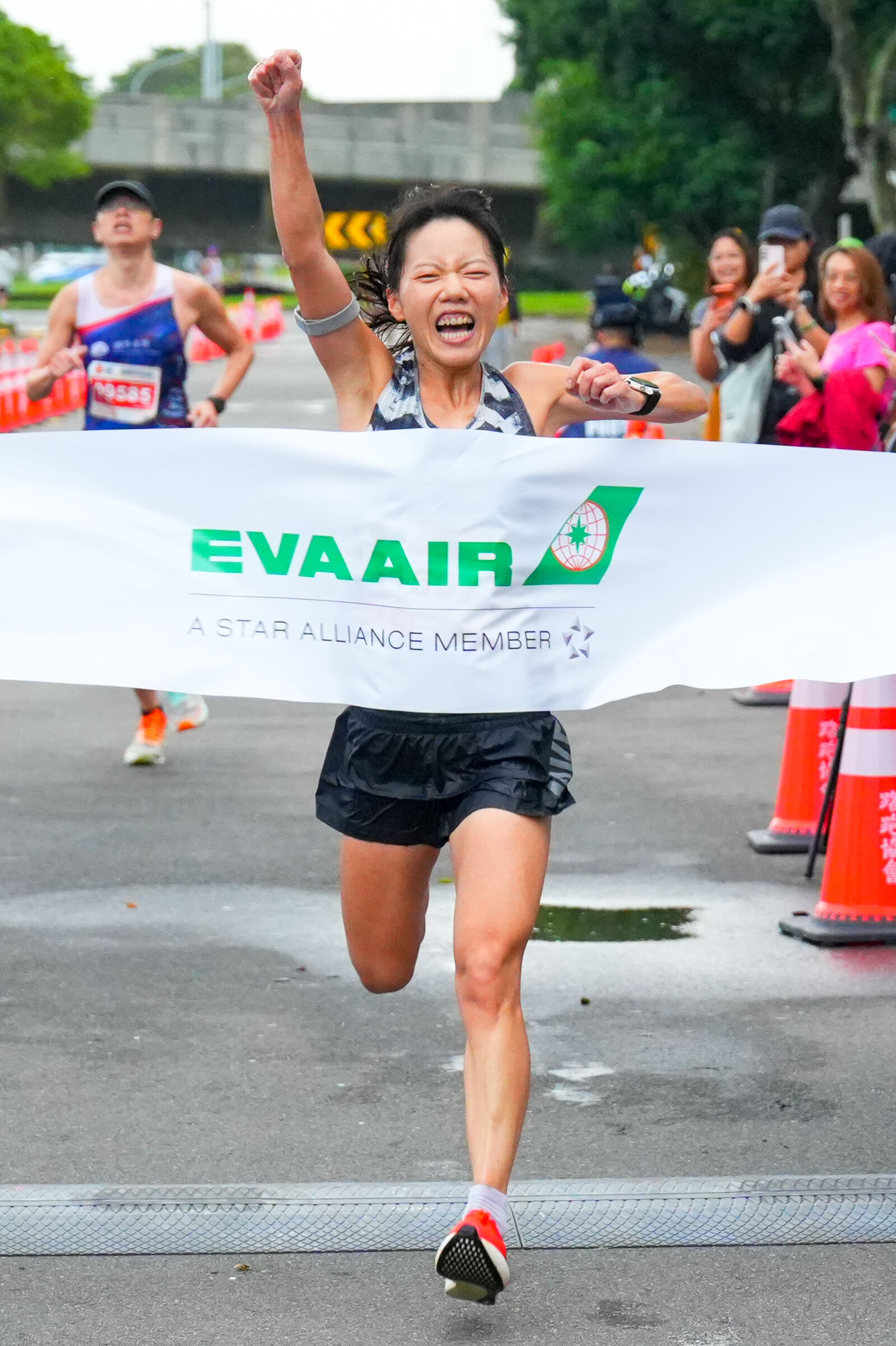 ▲▼半程馬拉松女子組由國內好手陳美彤將冠軍留在台灣。（圖／長榮航空提供）