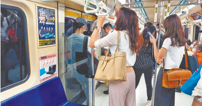 捷運急煞！他不小心抓到女生屁股超怕　網分享3動作：可避免被告