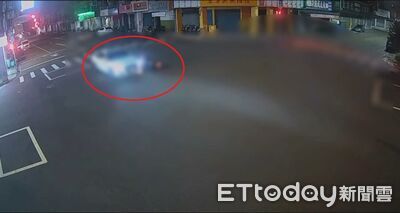 死亡車禍畫面曝！台中奧迪女駕駛闖紅燈　騎士遭撞噴飛10多公尺