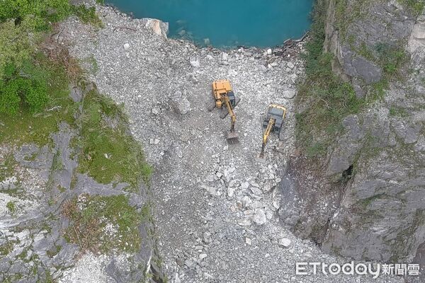 ▲▼花蓮分署表示，施工便道已推進到壩頂，將進行壩頂部分空間降挖作業。（圖／花蓮分署提供，下同）