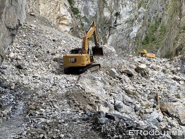 ▲▼花蓮分署表示，施工便道已推進到壩頂，將進行壩頂部分空間降挖作業。（圖／花蓮分署提供，下同）