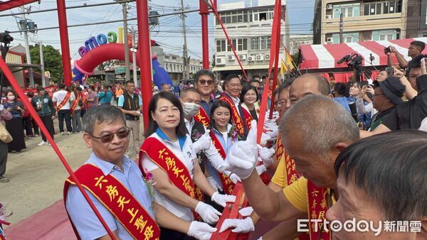 ▲上香祈安、扶樑啟運，雲林六房媽紅壇上樑見證無形文化力量。（圖／記者游瓊華翻攝）