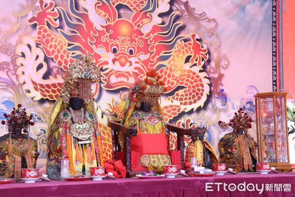 ▲上香祈安、扶樑啟運，雲林六房媽紅壇上樑見證無形文化力量。（圖／記者游瓊華翻攝）