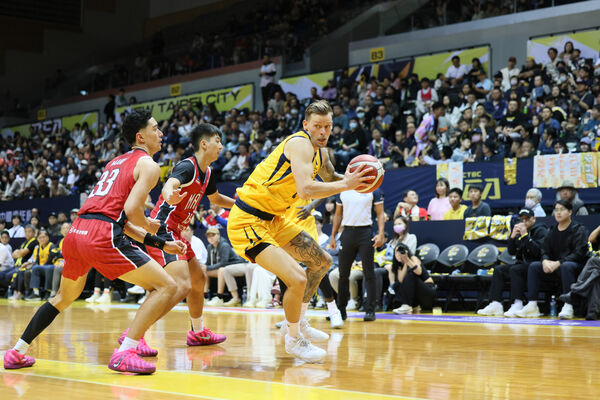 ▲特攻飛克、阿巴西，戰神洛夫頓。（圖／TPBL職籃提供）